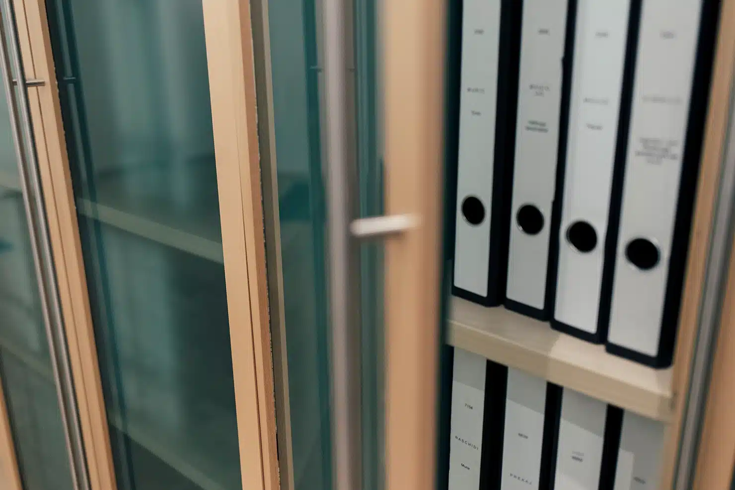 Aktenordner im Regal bei Hoppe & Partner Steuerberatung in München