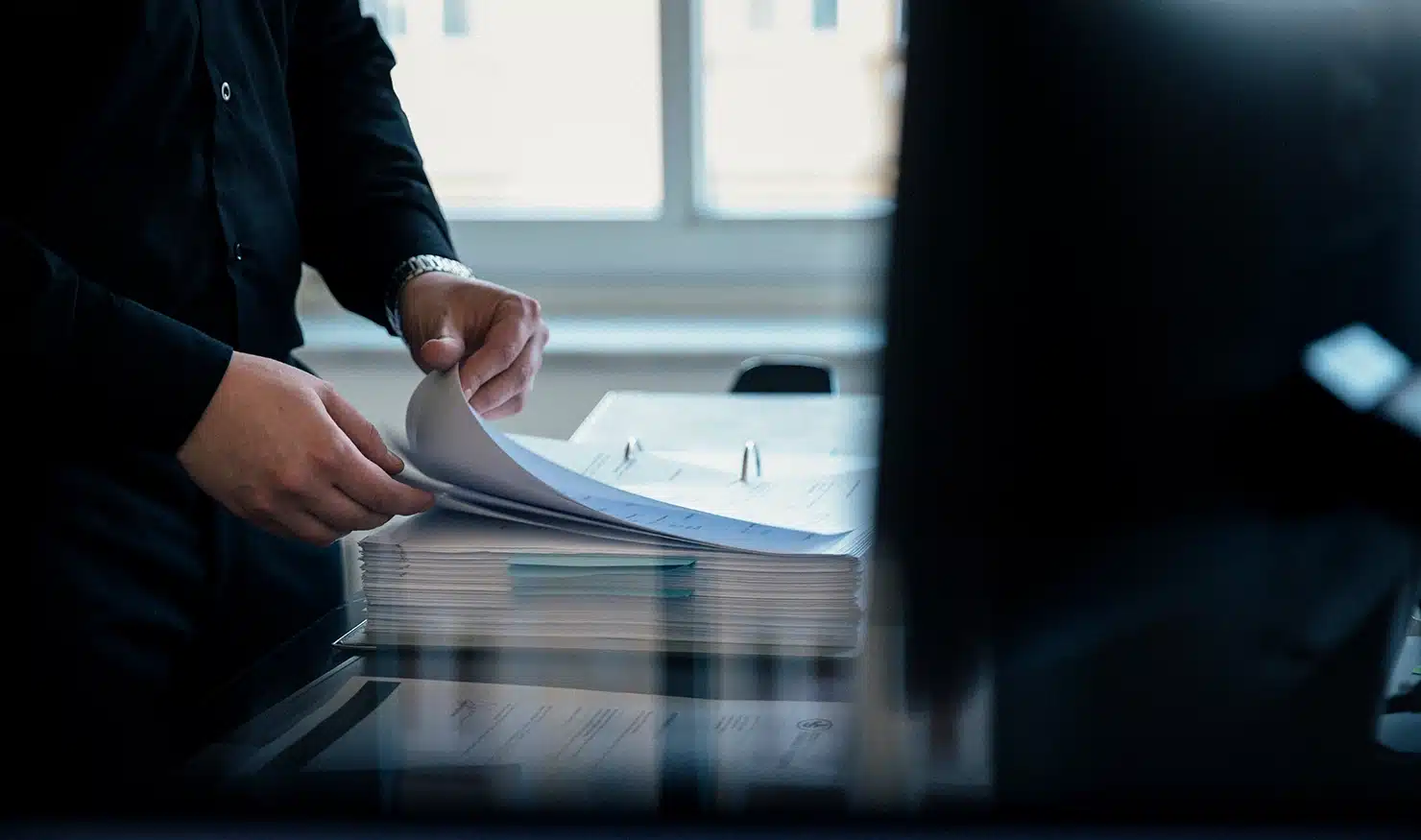 Unterlagen werden geprüft bei Hoppe & Partner Steuerberatung in München