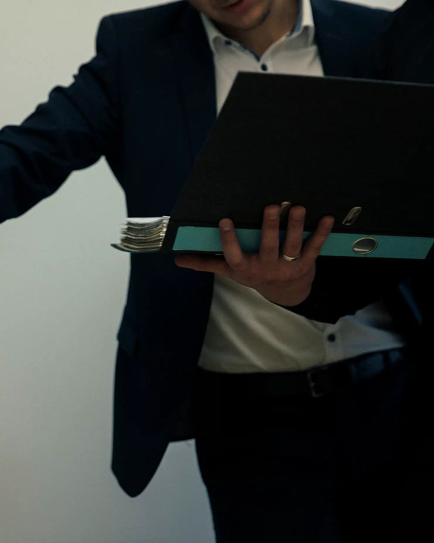 Mitarbeiter von Hoppe & Partner Steuerberatung in München mit Mandantenunterlagen